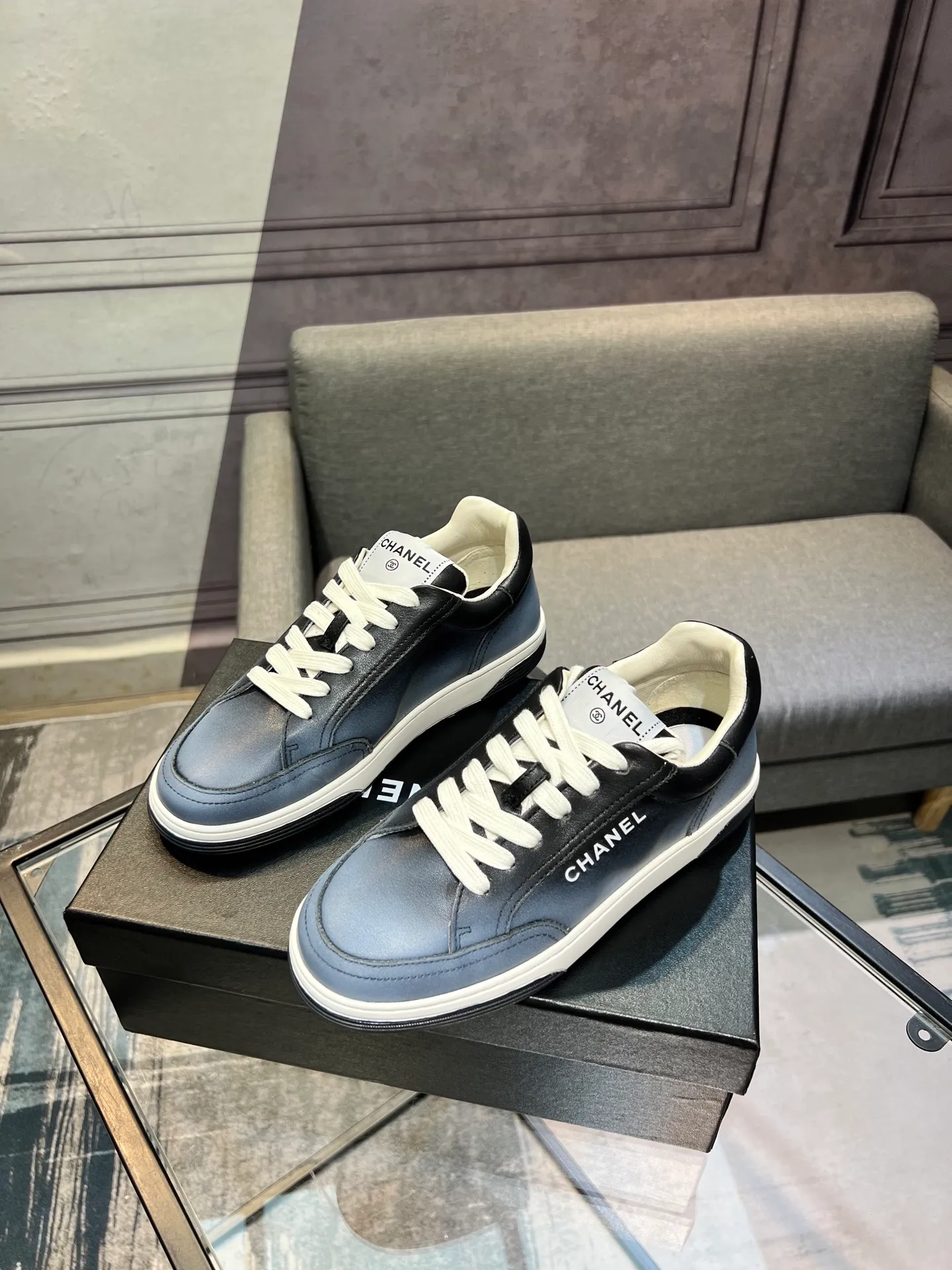 Men's men's shoes💰660 Exclusive real shots (top version) CHANEL Chanel's new panda sneakers Panda shoes Chanel 2025ss color matching thick-soled casual sports shoes sneakers Counter synchronization The counter is very popular Very difficult to buy a shoe The most popular thick-soled panda shoes on the Internet It is obvious that Xiaoxiang control cannot miss it Simple and versatile white shoes that have both good looks and comfort Thick sole increases height, is super versatile and can be worn with eyes closed😍 Whoever wears it will look better. Upper: calfskin. Lining: imported sheepskin lining. Outsole: TPU original outsole. Size: 35-44 (41 for women, 40 for men, custom made).